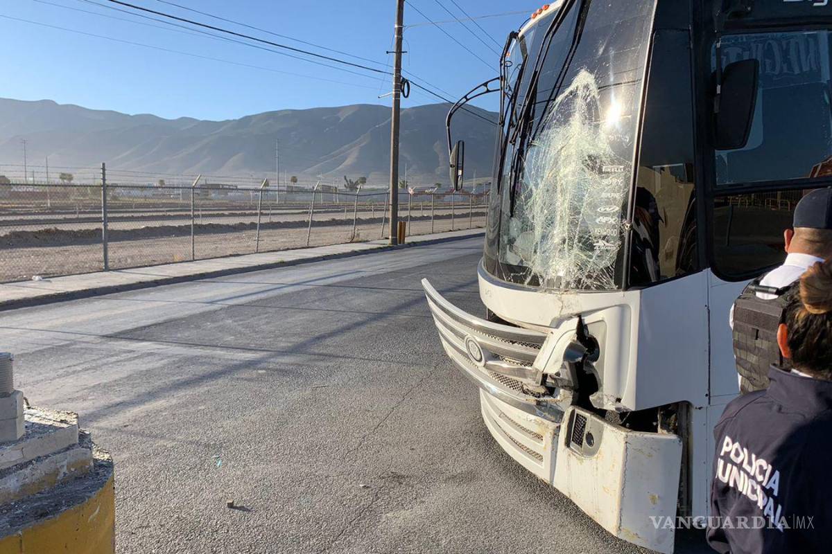 Choca y abandona su camión frente a Centro de Gobierno de Saltillo