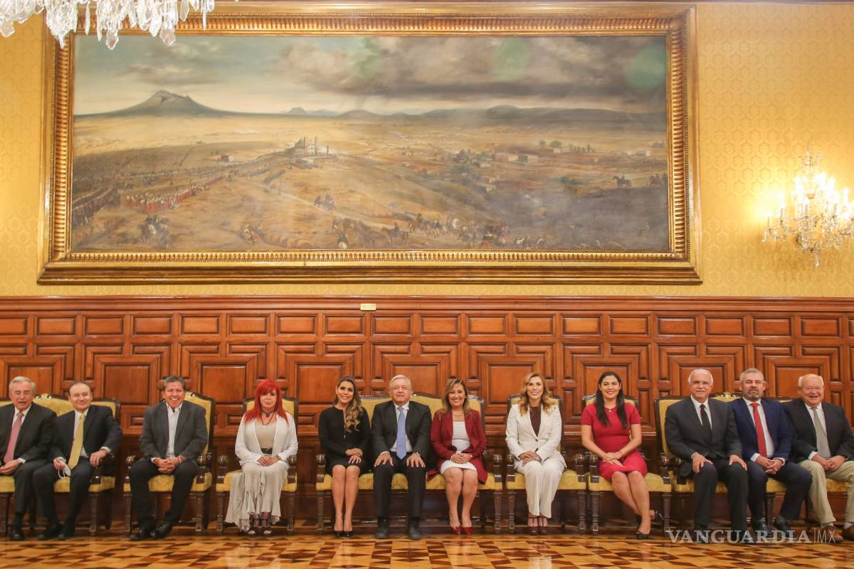 Muestra AMLO fuerza de gobernadores de Morena con fotografía desde Palacio Nacional