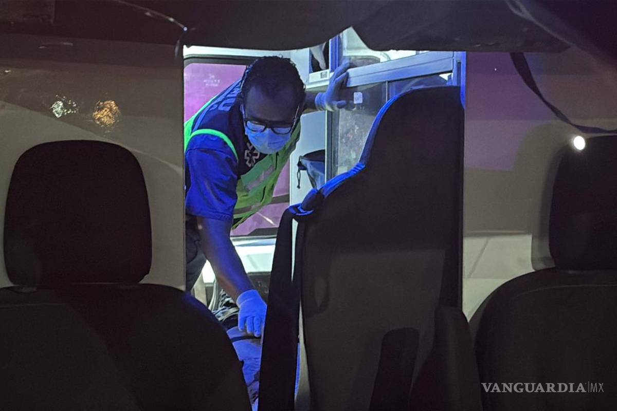 $!Paramédicos atendieron al conductor responsable, quien fue trasladado inconsciente al Hospital General, donde luego murió.