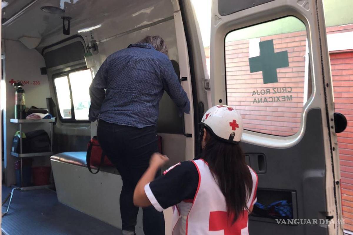 En Coahuila, pareja cae 10 metros en un barranco en su automóvil y logran sobrevivir