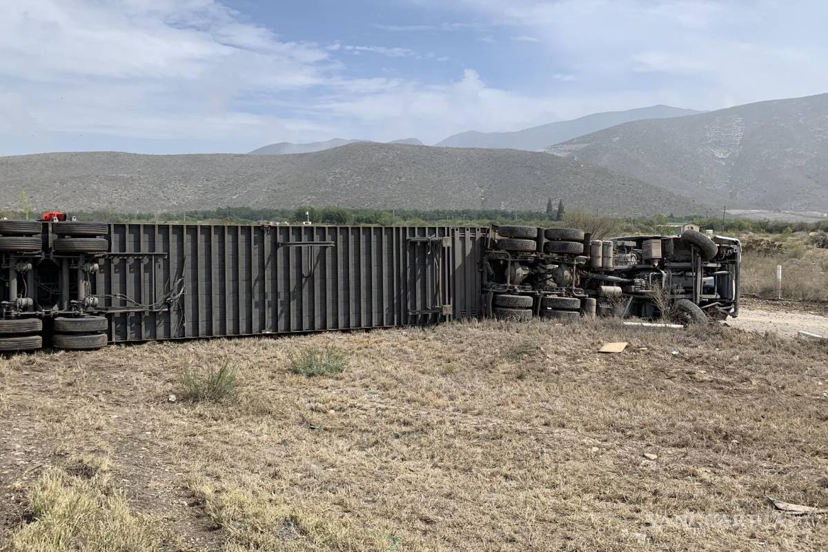 Traíler queda volcado a un costado de la carretera 57