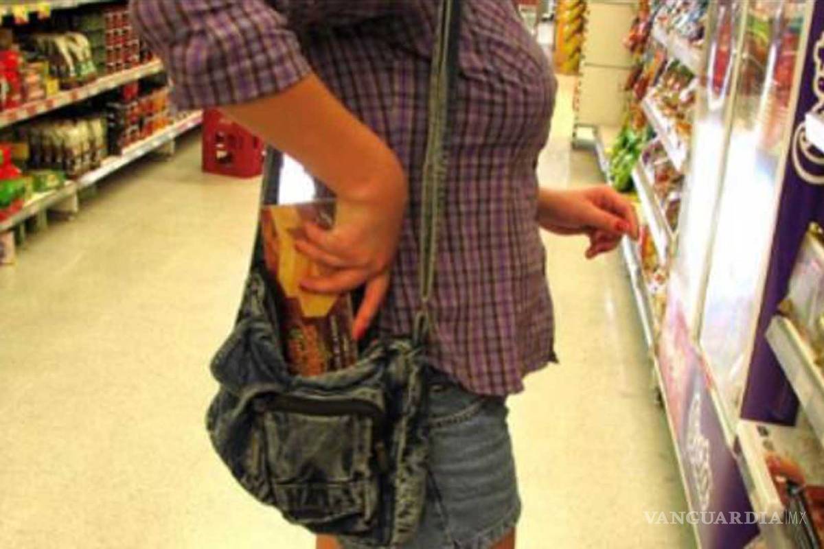 Mujer roba postres de un centro comercial para llevárselos a su familia