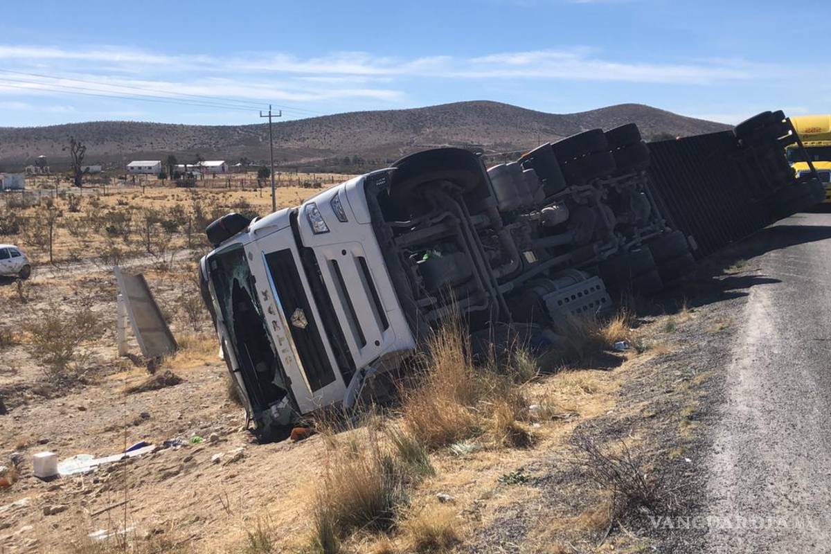 Pierde trailero pierna izquierda en volcadura