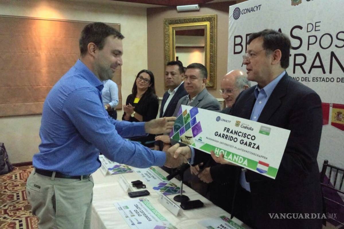 Otorga Coecyt becas para estudiar en el extranjero a 16 coahuilenses