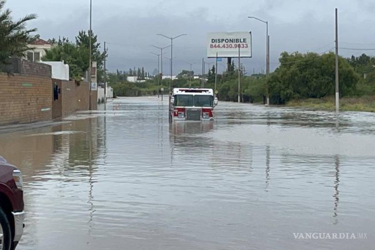 $!El camión quedó atrapado en medio del vado.