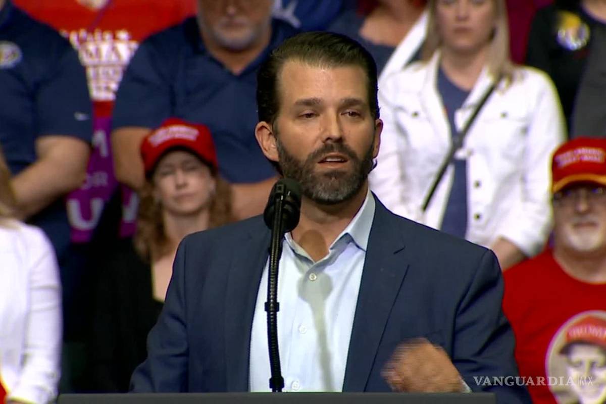 El hijo de Trump dice que limpia sus armas mientras está en aislamiento por COVID