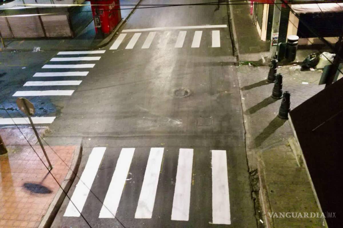 $!Vialidades. Personal de la Comisaría de Seguridad es el encargado de delimitar las áreas peatonales (crucero de Manuel Acuña y Narciso Mendoza).