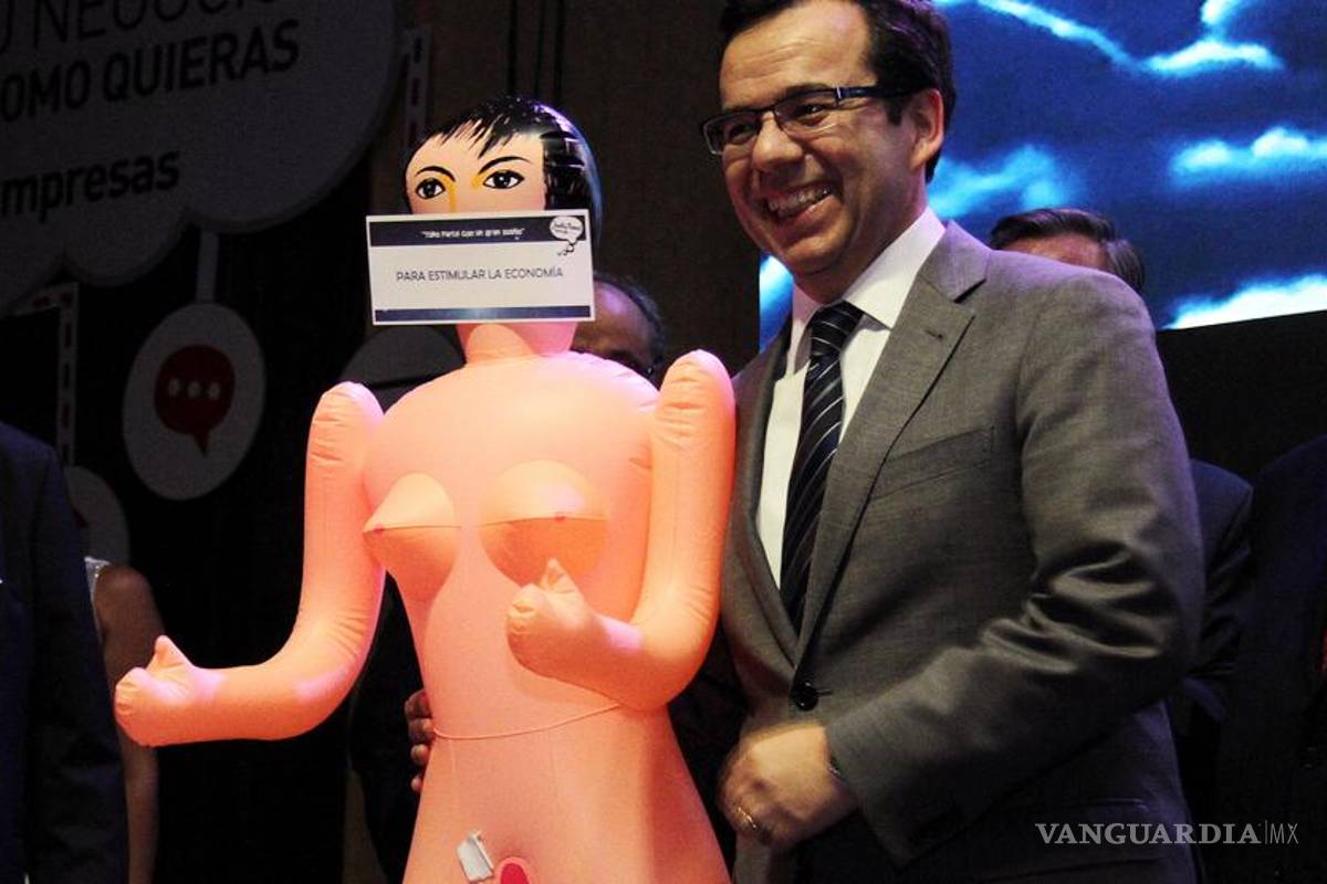Regalan muñeca inflable a ministro de Economía de Chile; le llueven críticas