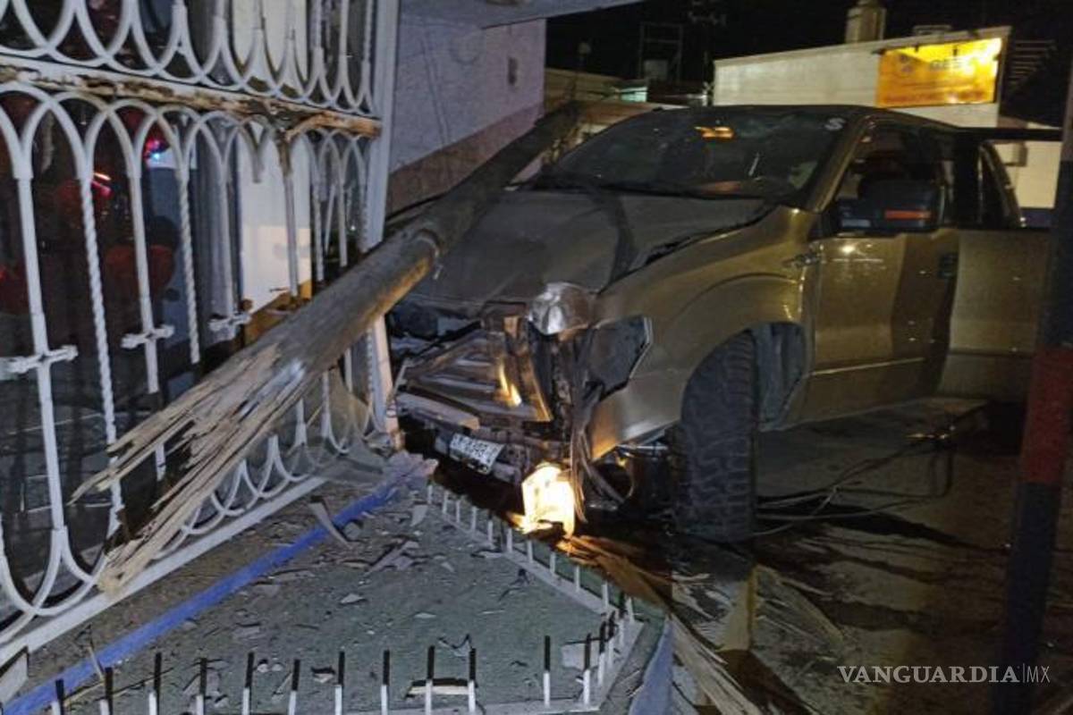 Toma menor camioneta sin permiso, pierde el control y choca contra negocio en Saltillo