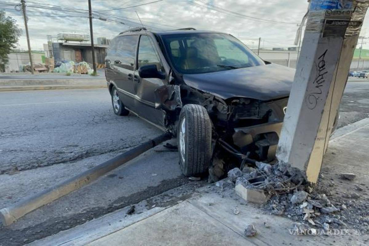 Saltillo: estrella su camioneta contra poste y huye a pie en La Herradura