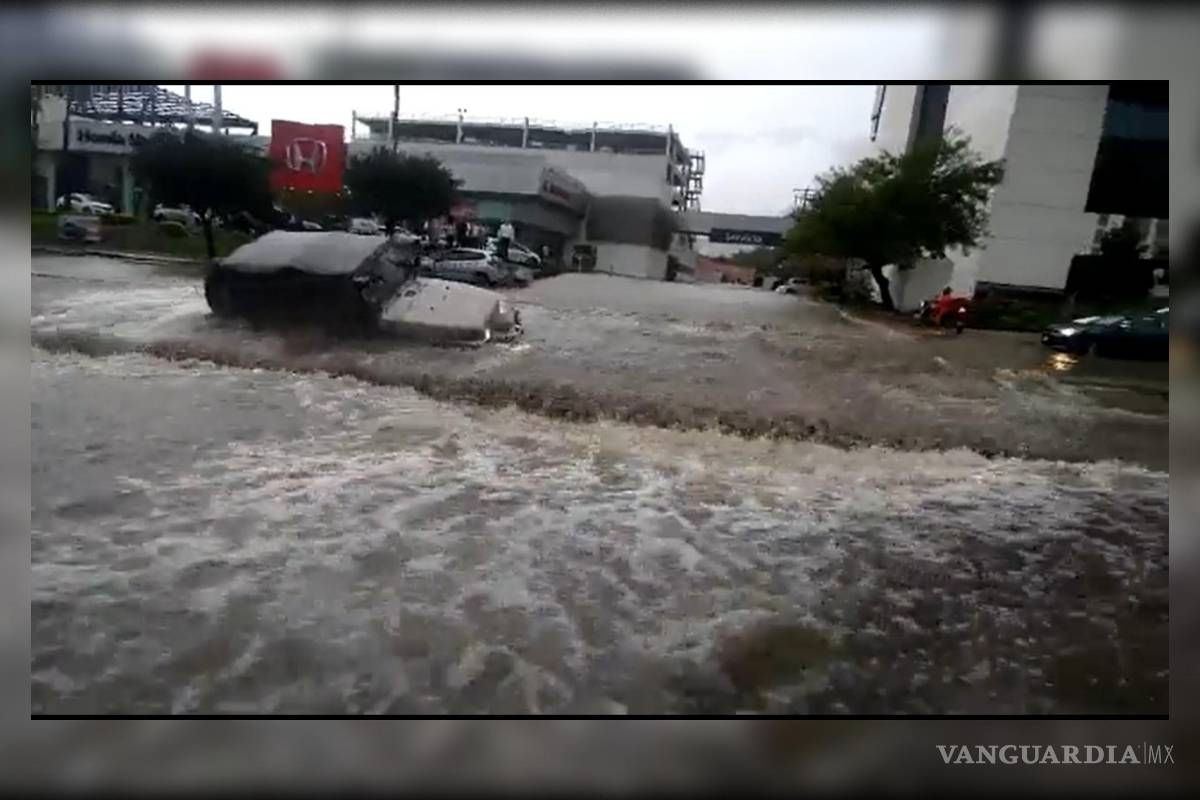 Nuevo León: Jeep queda atorada tras subirse al camellón y cae en pozo de San Pedro (video)