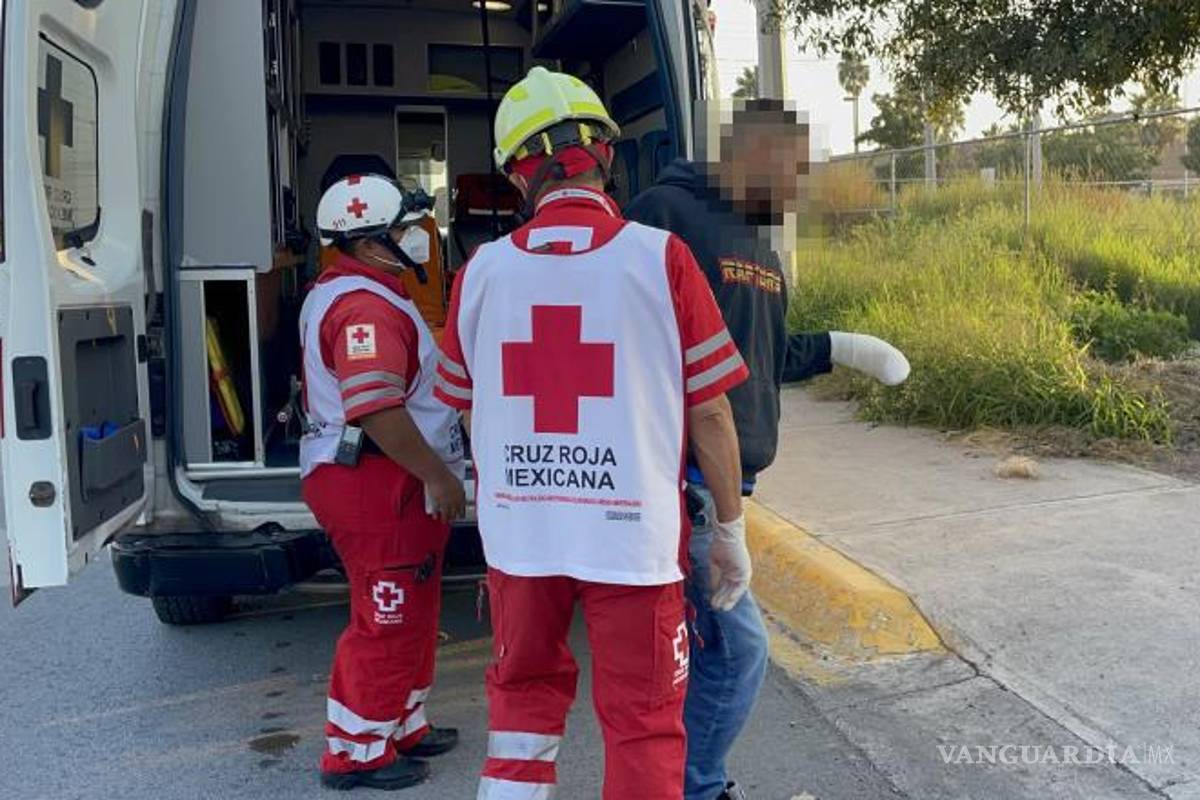 $!Paramédicos llegaron rápidamente al lugar, pero el joven decidió no ser trasladado al hospital.