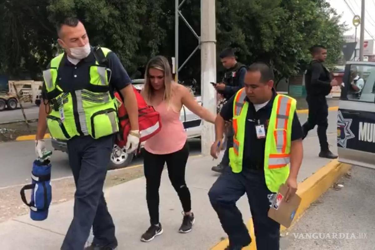 Pelea con novio y salta de camioneta