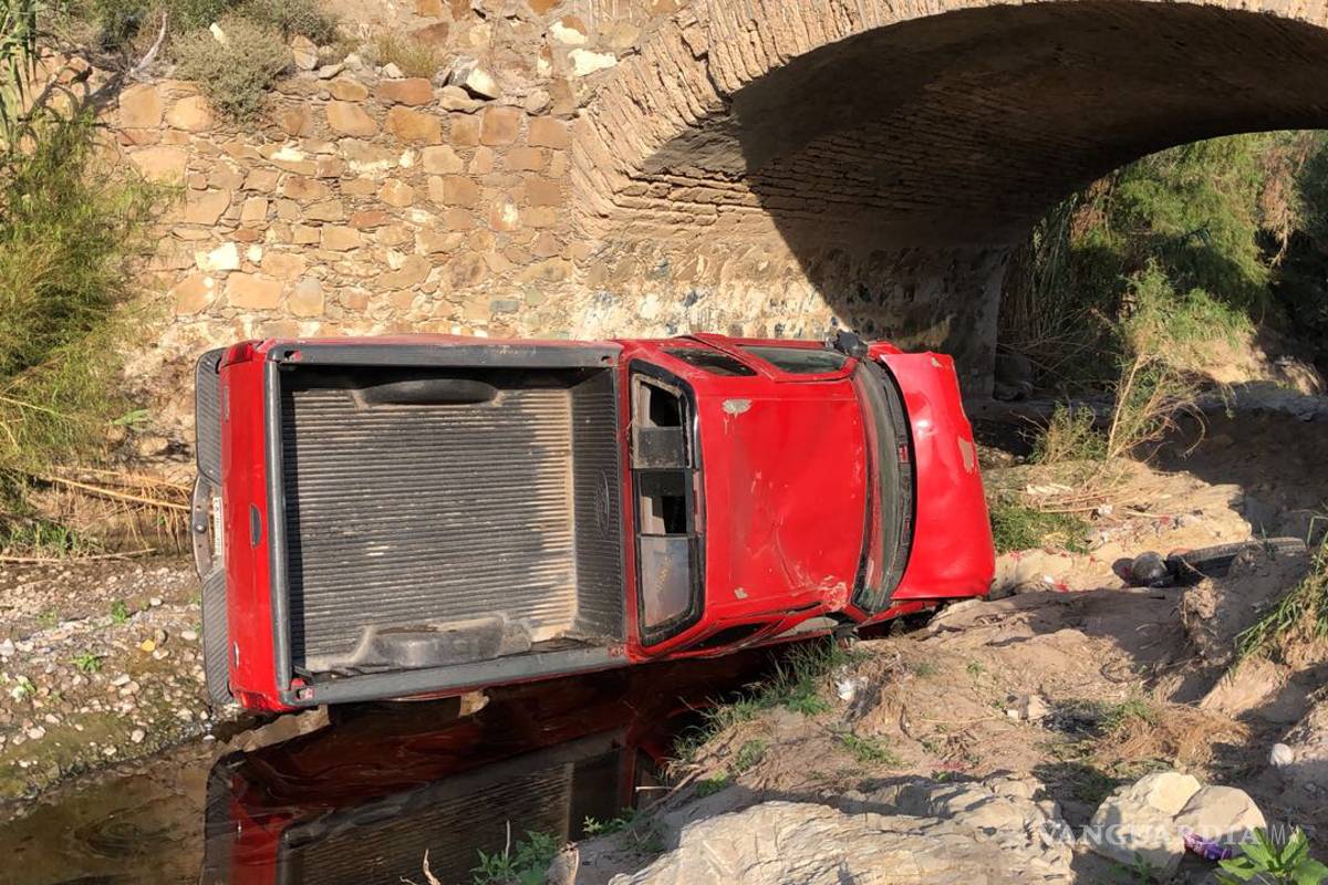 Chocan camioneta y la mandan al arroyo en Ramos Arizpe