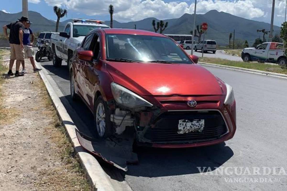 $!¿Solo en Saltillo? De nuevo la ‘maldición’ de accidentes de carros rojos; ahora uno se parte en dos