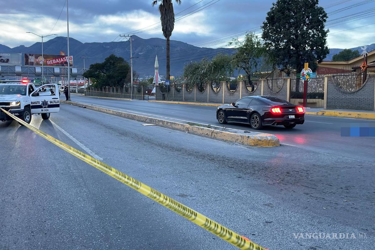 Fallece hombre atropellado frente a iglesia de Lourdes, al sur de Saltillo; víctima sigue sin identificar