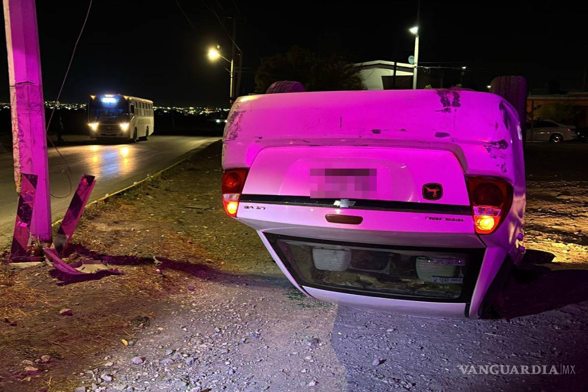 Estrella su auto y vuelca al oriente de Saltillo; conductor ebrio es detenido