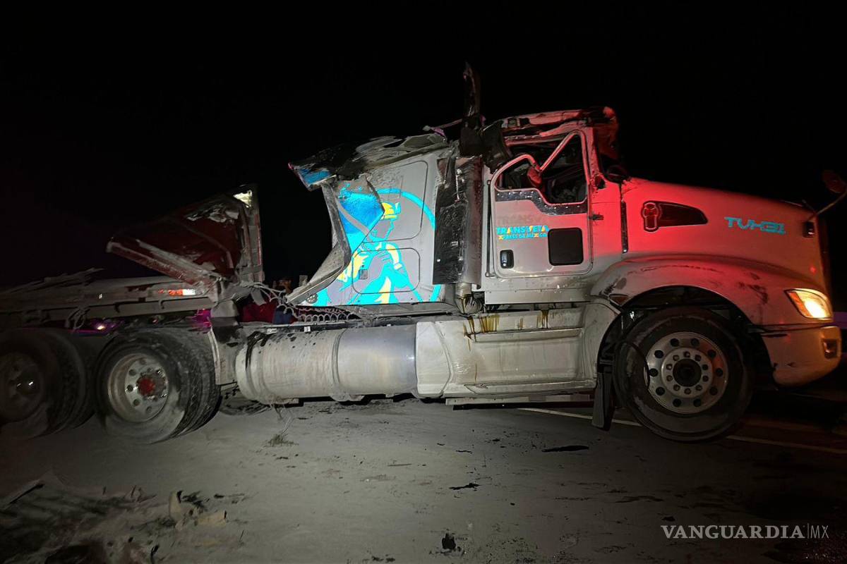 Pierde tráiler el control y derriba poste en Saltillo-Zacatecas; cierra circulación