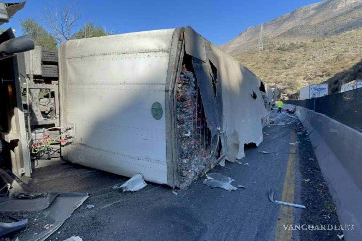 $!El tráiler volcado sobre la carretera Arteaga-Matehuala bloqueó parcialmente la vía, mientras las autoridades trabajaban en su retiro y la limpieza del derrame.