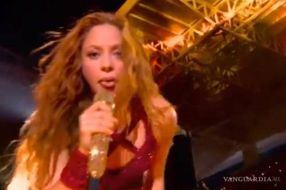 La lengua de Shakira le roba el show a JLo