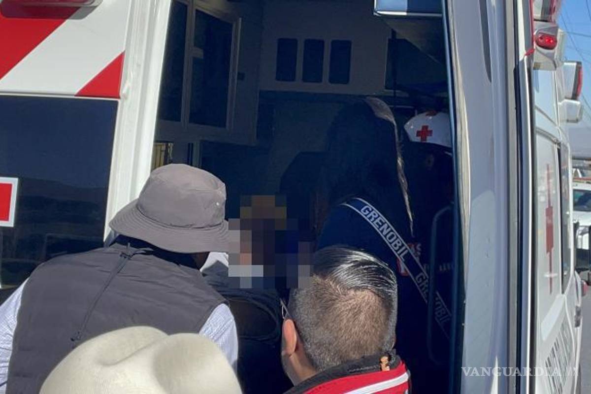 $!El operador del camión de carga resultó lesionado y fue atendido por personal de la Cruz Roja en el lugar.