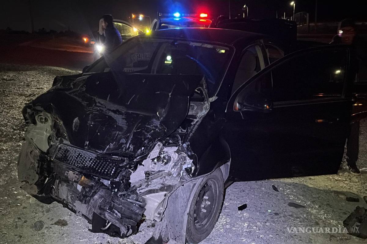 $!Paramédicos de la Cruz Roja acudieron al sitio para valorar al conductor involucrado en el percance.