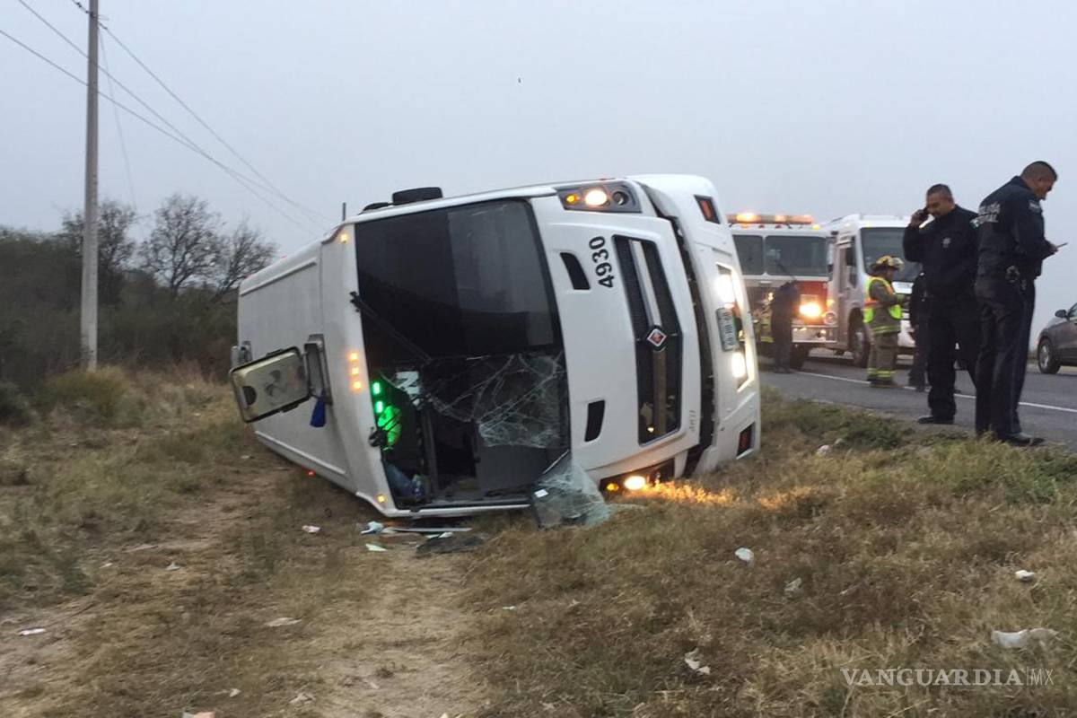 Vuelca transporte de personal en carretera Saltillo-Zacatecas; se reportan 11 heridos