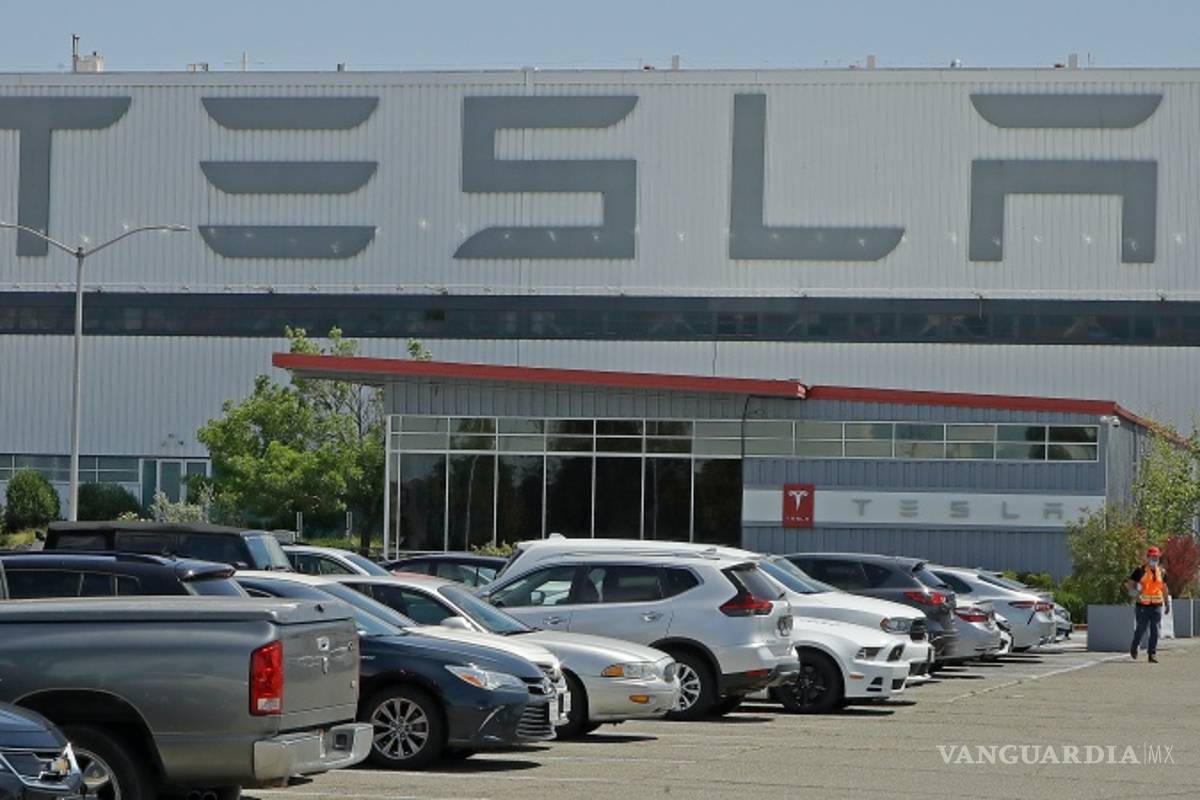Tesla amenaza con despedir a sus empleados si no vuelven al trabajo