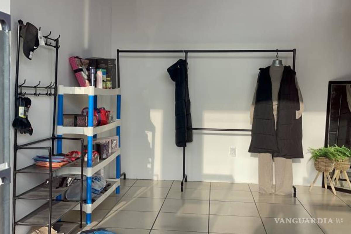 $!Parte de la mercancía robada incluía chamarras y tenis exhibidos en los mostradores.