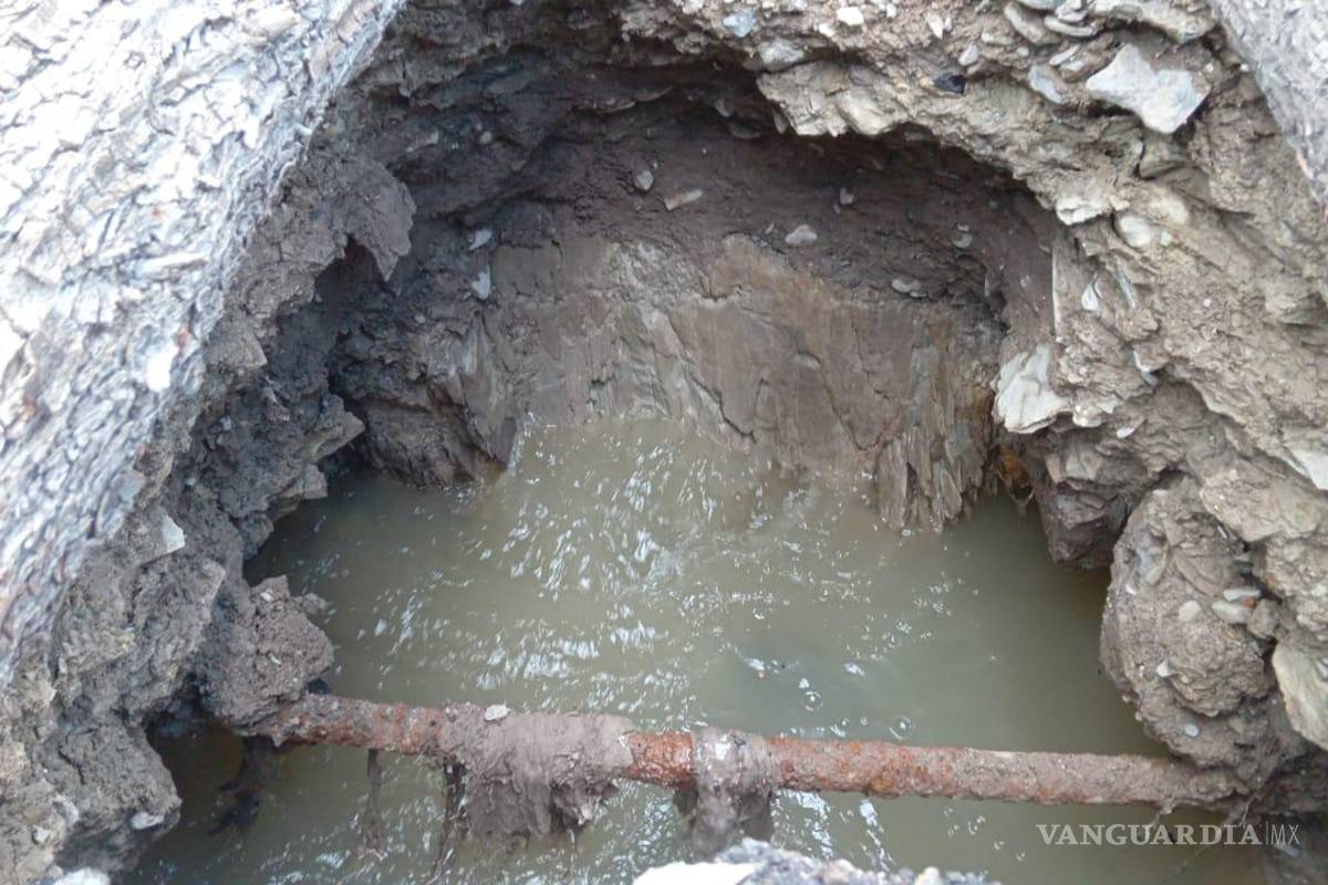 $!El hundimiento en la calle Morelos atrapó un camión repartidor, evidenciando el deterioro de la vialidad por lluvias y drenaje dañado.