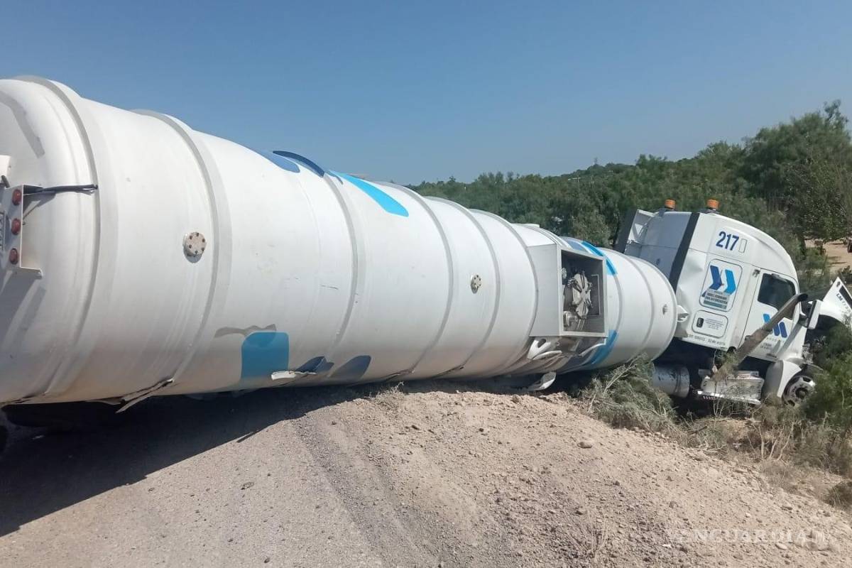 Vuelca pipa cargada con combustible en Ciudad Acuña