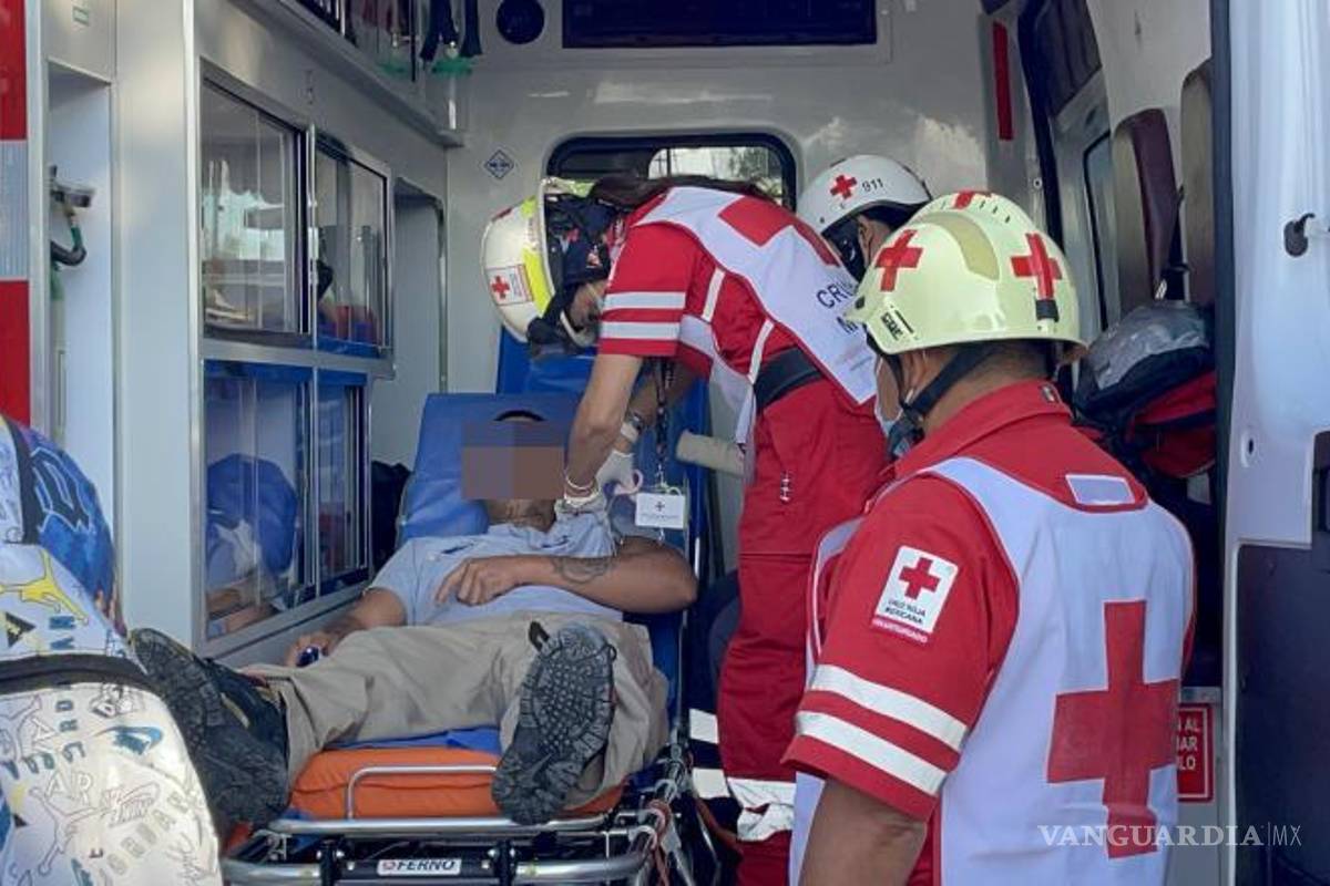 $!Paramédicos de la Cruz Roja brindaron atención al motociclista herido en el hombro izquierdo después del accidente.