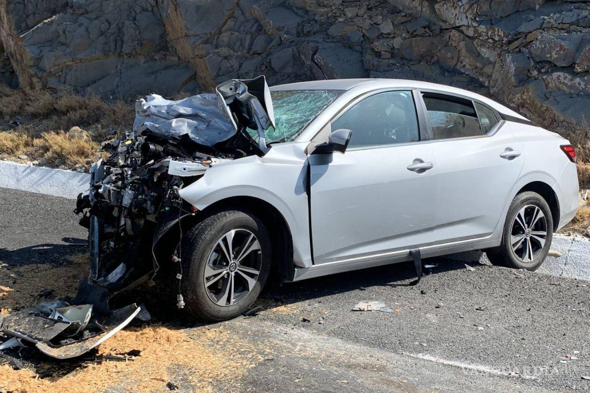$!El conductor del vehículo invadió el carril y le quitó el derecho de paso a la camioneta.