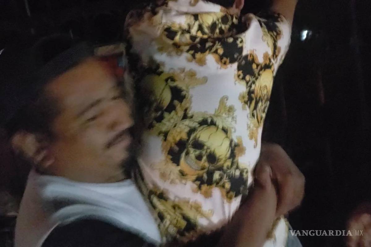 Pareja rescata a jovencito de 16 años, que intentaba saltar de un puente en Parras de la Fuente