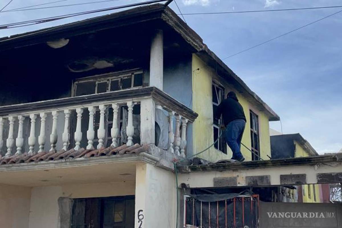 $!Los vecinos de la colonia Nogalera utilizaron una manguera para combatir el incendio en el segundo piso de una casa en la calle Alejandro González.