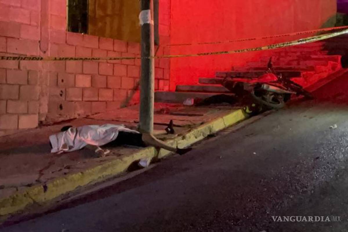 $!La motocicleta quedó metros adelante del cuerpo.