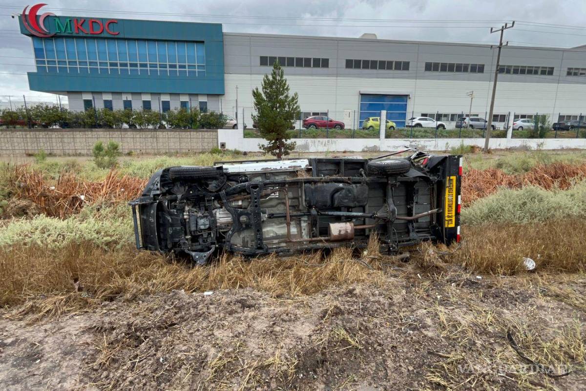 Se salva de milagro: realiza maniobra para evitar accidente y se le atraviesa a tráiler en Saltillo