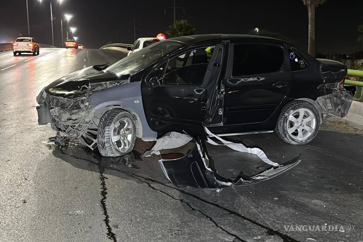 Impacta muro de contención al conducir en presunto estado de ebriedad, en Saltillo