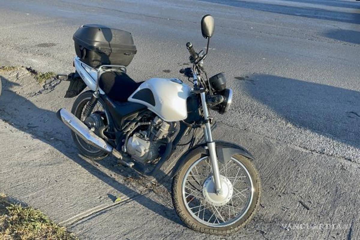 $!El neumático delantero de la moto se reventó.