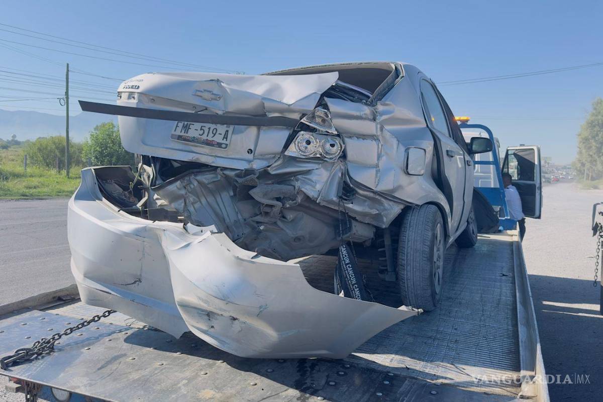 Imprudencia casi le cuesta la vida: intenta rebasar y se estrella contra dos tráileres en V. Carranza