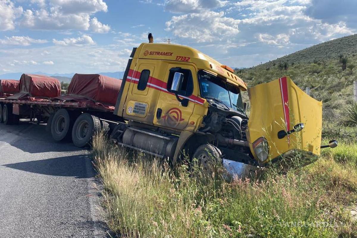 Automovilista intenta rebasar en la carretera a Zacatecas y termina impactado en tráiler