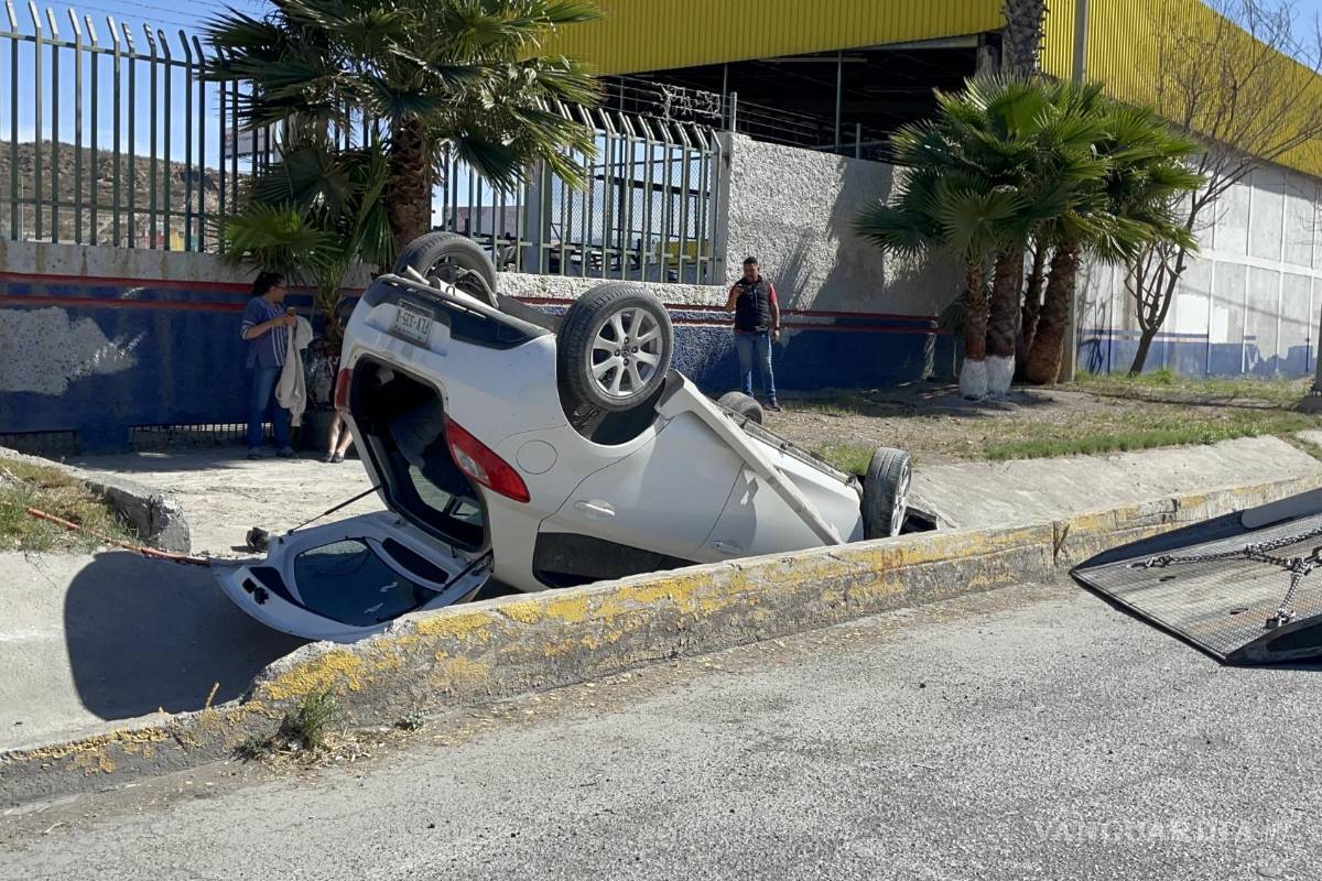 Se vuelca en la Monterrey-Saltillo, perdió el control por exceso de velocidad