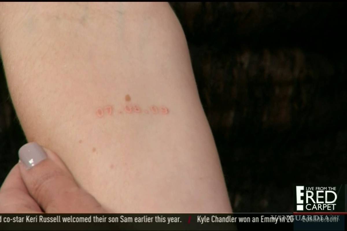 $!Sophie Turner y Maisie Williams se hacen el mismo tatuaje como símbolo de su amistad