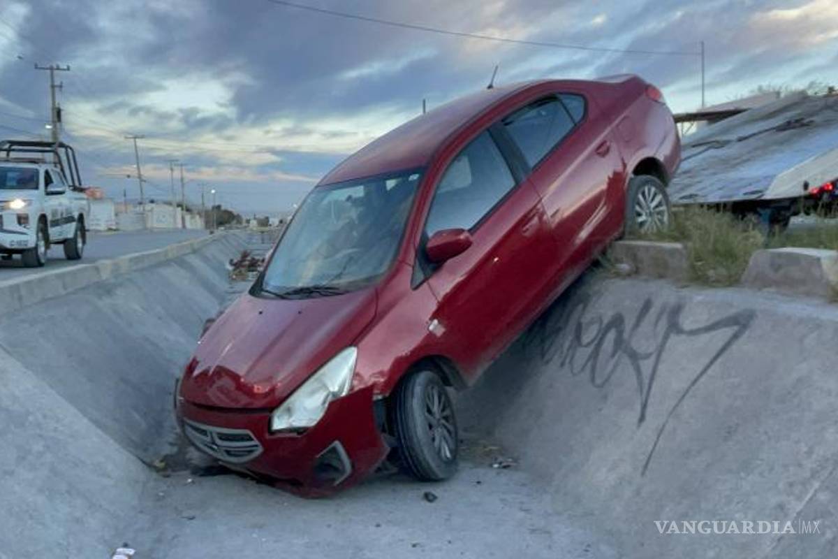 $!El conductor y la mujer que lo acompañaba permanecieron en el sitio mientras se realizaban las diligencias correspondientes.