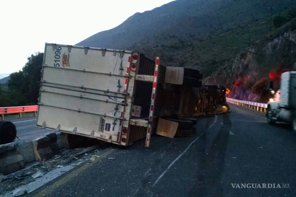 Volcadura de tráiler genera caos vial