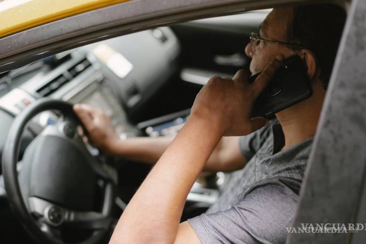 $!En el Reglamento de Tránsito se contempla castigar con más de 3 mil 200 pesos a aquellos que conduzcan utilizando su celular.