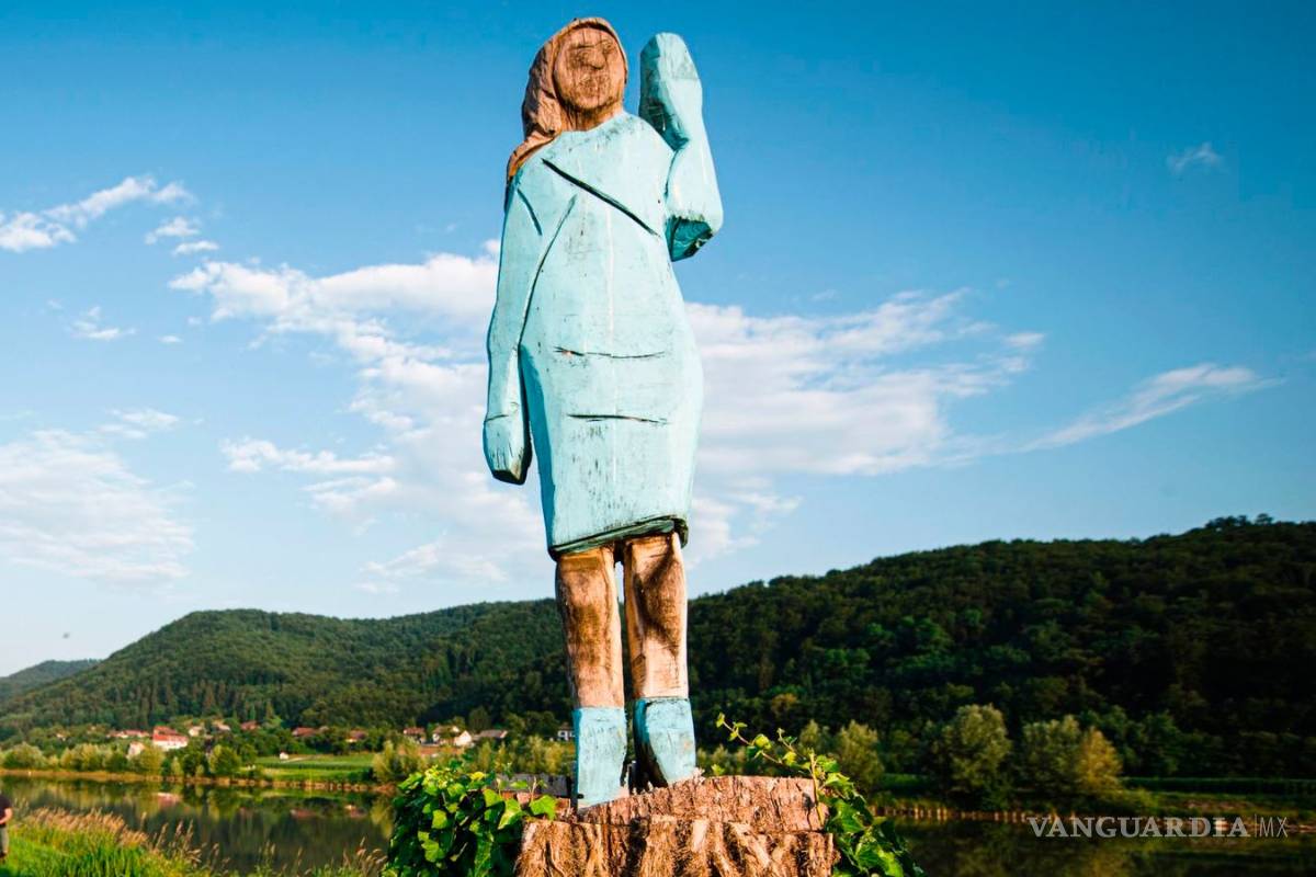 $!Queman estatua de Melania Trump en Eslovenia