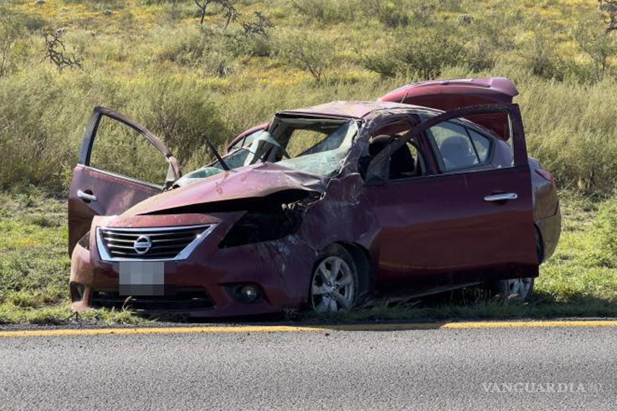 $!Testigos del siniestro dieron aviso al 911, alertando a las autoridades sobre la volcadura y solicitando ayuda.