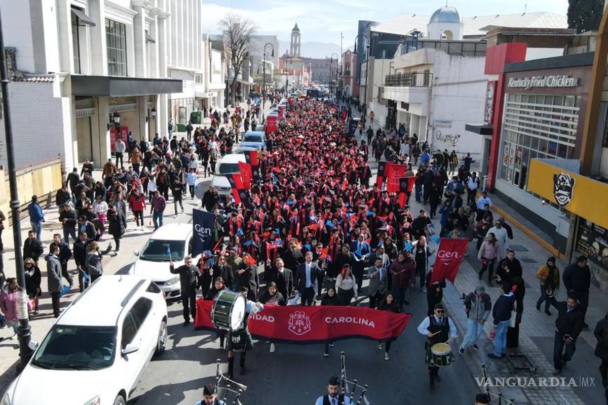 Dragones ‘invaden’ Centro Histórico de Saltillo: contingente estudiantil celebra graduación