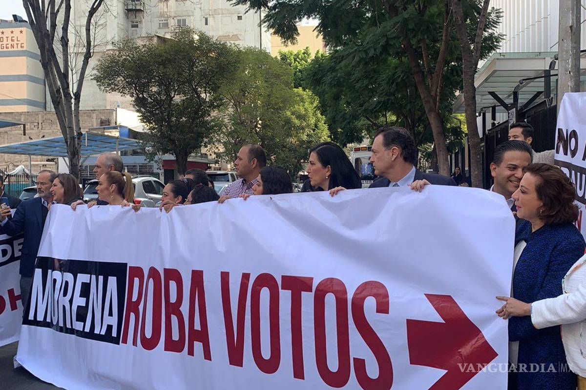 Clausuran y bloquean panistas acceso al Senado para evitar que Rosario Piedra asuma en CNDH